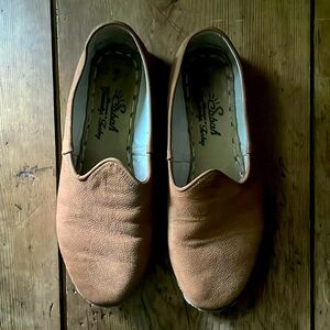 Sabah women’s camel colored pebbles leather slippers - women’s 41 / 9